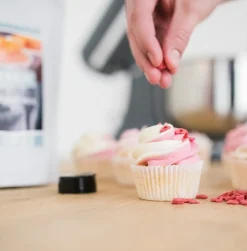 Hot BrandNewCake Confetti Open Hartjes Rood 500gr.
